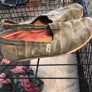 Camo toms